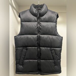 OLD NAVY. LIKE NEW. MENS MEDIUM BLACK PUFFER VEST.